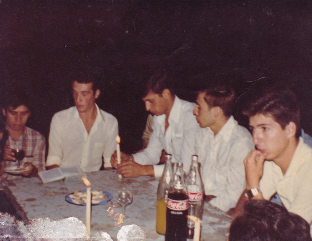 Foto 02: Lugar: Campo de juego. Conmemoraci�n a�o 1981. 4569: OLMEDO, Daniel Eduardo, 1961; 4244: LEDESMA, Marcos, 1959; RAD, Osmar; 4645: GIL, David Ra�l, 1961; 4570: REVERBERI, Alberto Daniel, 1961