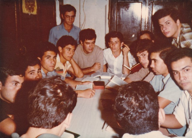 Foto 04: Lugar: La Rivera . A�o: 1980. De izquierda a derecha, Miguel Gil, Juan Segovia, Daniel Longone, Carlos Delgado, Ra�l �lvarez, Gilberto Paz, H�ctor I�iguez Alfredo Heredia y de pie detr�s Bonano y Sciangula.