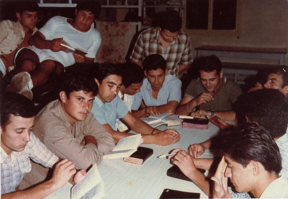 Foto 05: Lugar: La Rivera. A�o: 1980: De izquierda a derecha, Alonso, Gonz�lez, I�iguez, Alfredo Heredia, Daniel Longone,, Carpios, Miguel Gil, Juan Segovia,  Carlos Delgado, En La cama: Rosso, Dominguez,  y de pie detr�s Antonio Sciangula.