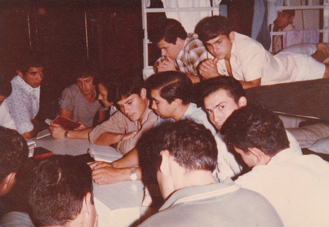 Foto 06: Lugar: La Rivera. A�o: 1980: De izquierda a derecha, Bustamante, Rad, Alonso, Gonz�lez, I�iguez, Alfredo Heredia , (de espalda) Carpios, Daniel Longone, Miguel Gil, Juan Segovia,  Carlos Delgado, En La cama: Antonio Sciangula y Rosso.